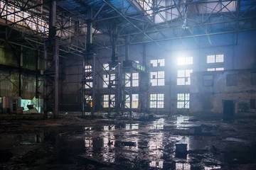  Donker vuil overstroomd vuil verlaten verwoest industrieel gebouw met waterreflecties & 39 s nachts © Mulderphoto