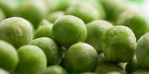 fondo de guisantes verdes congelados en un fondo blanco
