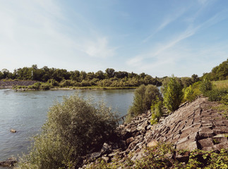 Fototapeta premium Le Rhin à Weil am Rhein. Au dessus du Vieux-Rhin, face à l'Ile du Rhin, réserve naturelle, la petite Camargue entre la France et l'Allemagne