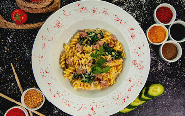 top view of tuna fusilli with spinach and parmesan