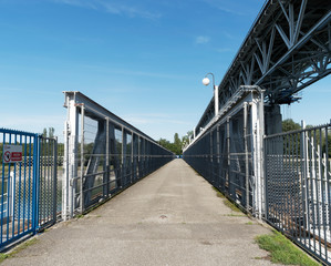 Fototapeta premium Le Rhin à Weil am Rhein. Passerelle du barrage de Märkt en Allemagne régulant le Vieux-Rhin et passage vers centrale hydoélectrique de Kembs