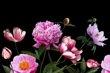 Vintage Blumenkarte. Gartenblumen und Platz für eine Inschrift. Blühende Pfingstrosen, Schwertlilien und Tulpen auf schwarzem Hintergrund. Vintage-Illustration. Für Hochzeitsdekor, Grüße, Einladungen. © marinavorona