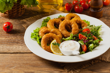 Roasted squid rings with salad.