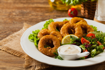Roasted squid rings with salad.