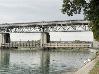 Le Rhin à Weil am Rhein. Barrage de Märkt en Allemagne associé à la centrale hydoélectrique de Kembs avec passage au dessus du vieux-Rhin vers Village-Neuf à la Petite Camargue