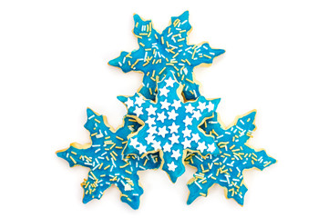viele blaue Sterne (Keks) liegt auf weißem Hintergrund