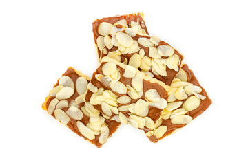 viele Keks mit Schokolade liegt auf weißem Hintergrund