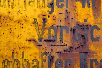 Warntafel Schild Buchstaben orange Vintage Rost verblichen Vorsicht Achtung Lost Place Korrosion...