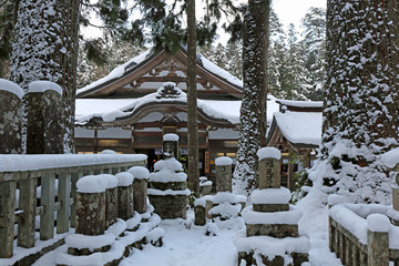 雪の高野山奥の院