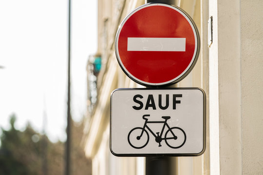 Panneau sens interdit sauf vélo Photos | Adobe Stock