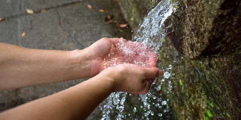 Natural spring water flowing into cupped hands　湧き水を受ける手（豊島・唐櫃の清水）