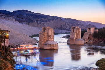 Obraz premium Panoramic view of the Old Tigris Bridge, Castle and minaret in the city of Hasankeyf, Turkey. Batman, Mardin Province