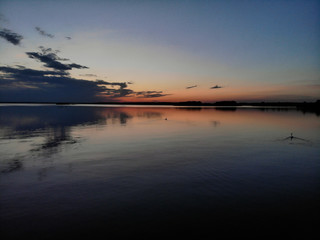 Obraz premium sunset over the lake with ducks. twilight over the river