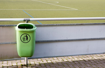 Mülleimer am Sportplatz