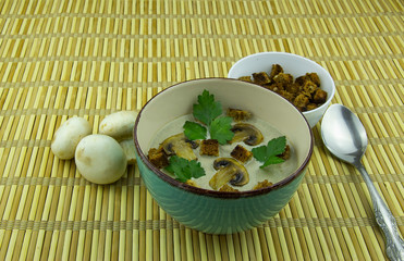Cream soup of mushrooms with breadcrumbs and herbs