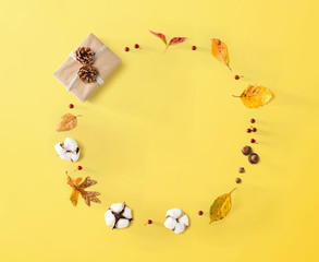 Naklejka na ściany i meble Gift box with autumn theme - overhead view flat lay