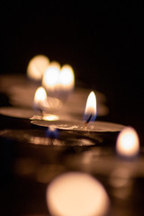 Mit Streichholz entzündete Kerzen erleuchten die dunkle Adventszeit in der Vorweihnachtszeit und...