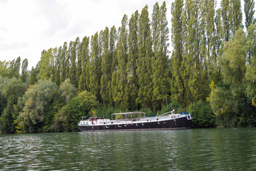 Fototapeta premium River Oise boat water trees near Auvers-sur-Oise, France
