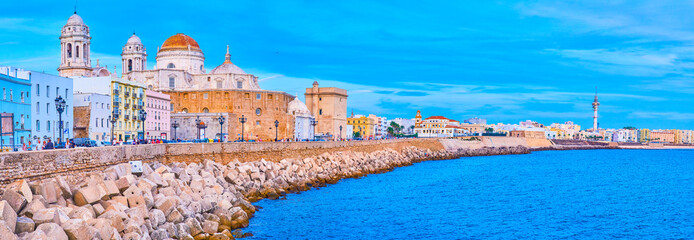 Panorama of Cadiz seashope in the evening, Spain © efesenko