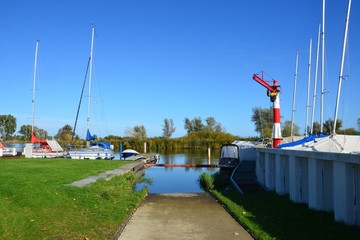 Bootskran im Hafen - herbstlich
