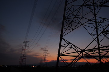 夕日に浮かぶ鉄塔の様子