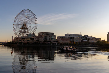 朝日と船（撮影場所：横浜汽車道）