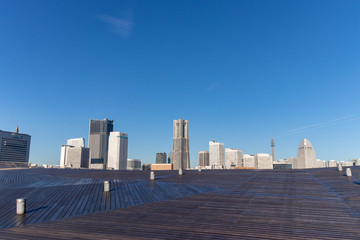 横浜港大桟橋から見るみなとみらいビル群（撮影場所：横浜港大さん橋）