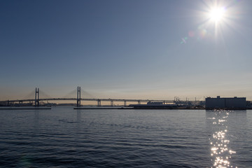 朝日の中の横浜ベイブリッジ（撮影場所：横浜港大さん橋）