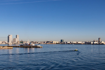 Fototapeta premium 横浜港と船（撮影場所：横浜港大さん橋）