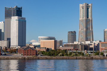 富士山の初冠雪と横浜みなとみらいのビル群（撮影場所：横浜港大さん橋）