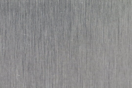 Texture métal gris foncé avec rayures verticales 