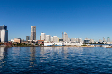 Fototapeta premium 横浜みなとみらいエリアのビル群（撮影場所：横浜港大さん橋）