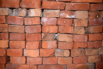 Текстурная кладка кирпича на старой разбитой стене