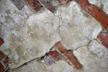 Текстура старой кирпичной стены, покрытой потресканным цементом