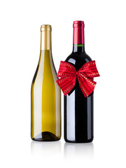 weiss und rotweinflasche isoliert auf weiß mit roter schleife