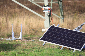 Panel słoneczny, fotowoltaiczny przed montarzem na słupie wysokiego napięcia.