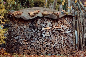 Holzstapel mit Brennholz für den Winter