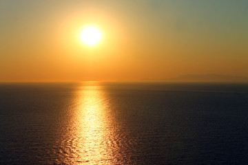 Naklejka premium A powerful yellow sunset on the sea