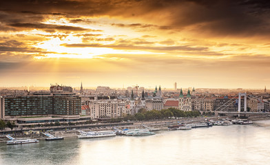 Fototapeta premium View on Budapest in morning lights
