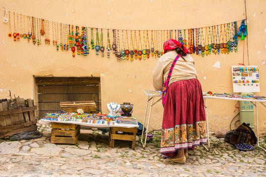 Mujer indígena vendiendo sus artesanías en Real de Catorce