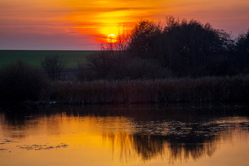 Obraz premium Picturesque landscape: sunset over the river_