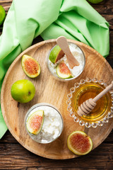 Cottage cheese with figs and honey