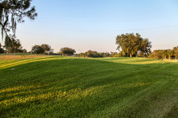 The golf courses in Celebration, Florida, are famous for the beautiful landscapes of greenery that reflect on the lakes at dawn and dusk. Clubs offer golf lessons and excellent infrastructure.