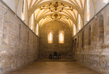 Fototapeta na wymiar Perspectiva del refectorio de un monasterio románico cisterciense.