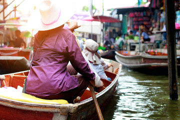 Obraz premium Grocers rowing boats in the floating market