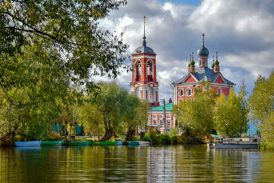 Красная площадь г. Переславля-Залесского. Спасо-Преображенский собор (на передне