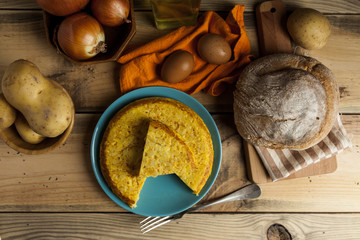 Tortilla española de patatas y huevos con cebolla, gastronomía española