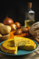 Tortilla española de patatas y huevos con cebolla, gastronomía española