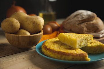 Tortilla española de patatas y huevos con cebolla, gastronomía española