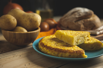 Tortilla española de patatas y huevos con cebolla, gastronomía española